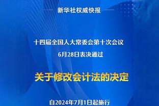 点球大战即将开始！梅西弯腰整理裤子